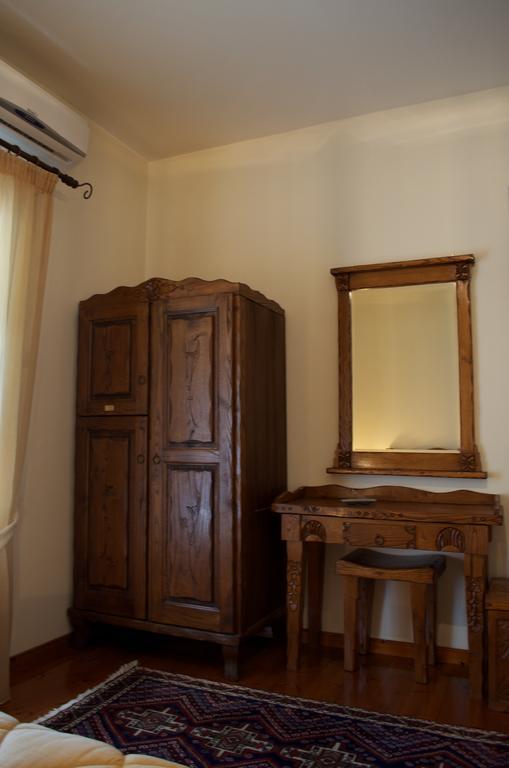 Petrini Gonia Aparthotel Livadherón Rum bild